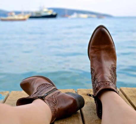 Gut zu Fuß mit der neuen Schuhmode - Stiefel am Steg