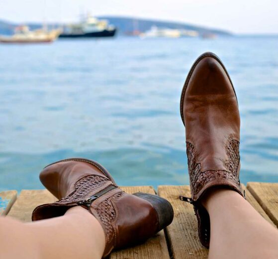 Gut zu Fuß mit der neuen Schuhmode - Stiefel am Steg